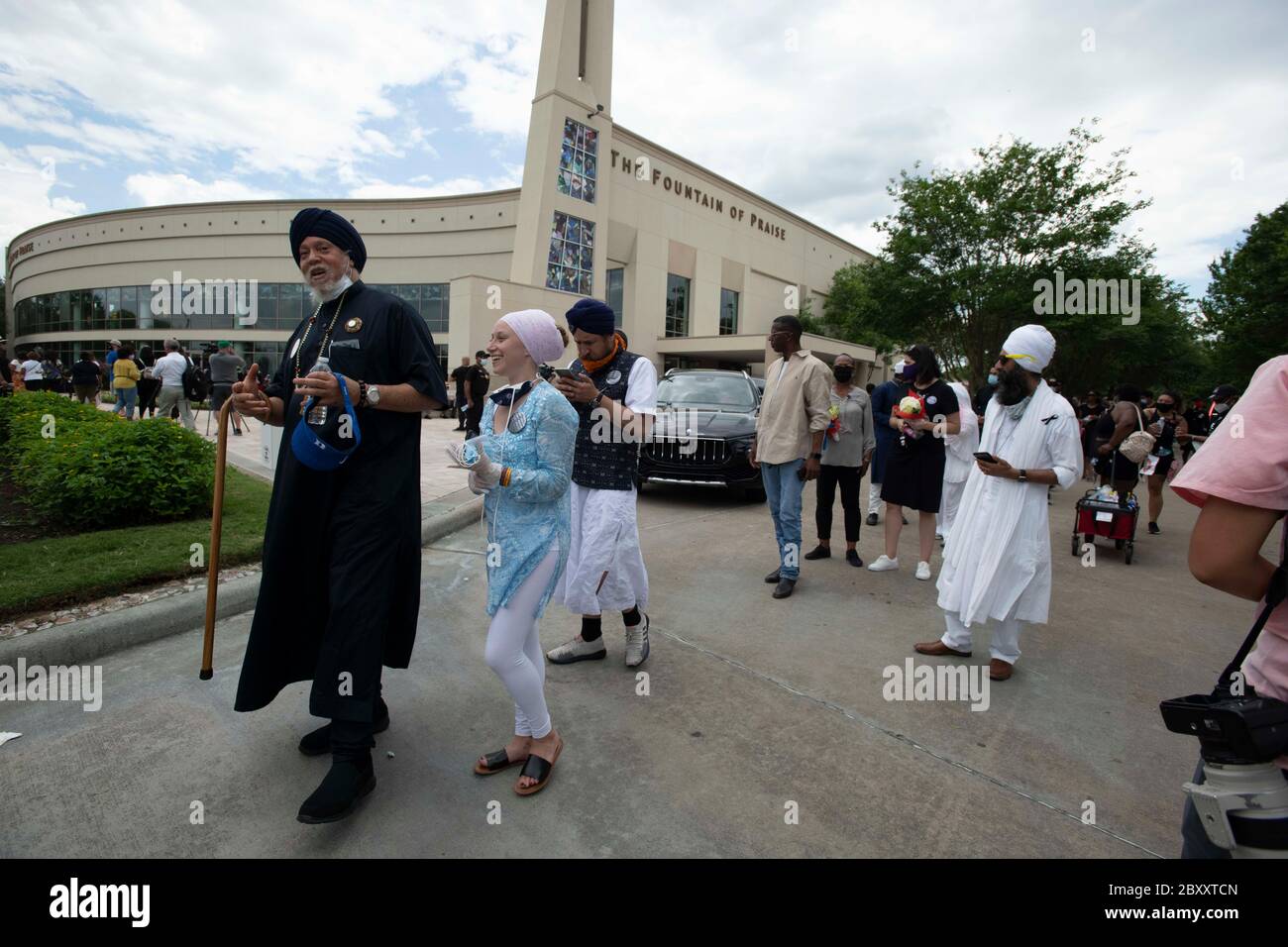 Menschen warten in der Linie, um durch das Heiligtum an der Fountain of Praise Kirche im Südwesten Houston während einer sechs-Stunden-öffentlichen Visitation für GEORGE FLOYD, ein schwarzer Mann getötet vor zwei Wochen von einem weißen Polizeibeamten in Minneapolis Datei. Floyds Tod löste weltweite Proteste gegen Rassismus und Polizeibrutalität aus. Stockfoto