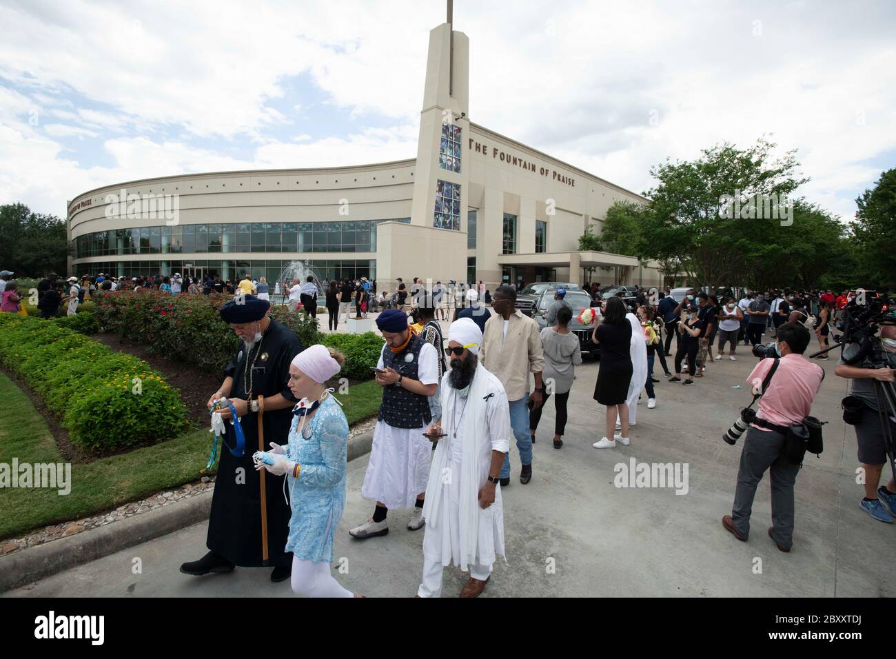 Menschen warten in der Linie, um durch das Heiligtum an der Fountain of Praise Kirche im Südwesten Houston während einer sechs-Stunden-öffentlichen Visitation für GEORGE FLOYD, ein schwarzer Mann getötet vor zwei Wochen von einem weißen Polizeibeamten in Minneapolis Datei. Floyds Tod löste weltweite Proteste gegen Rassismus und Polizeibrutalität aus. Stockfoto