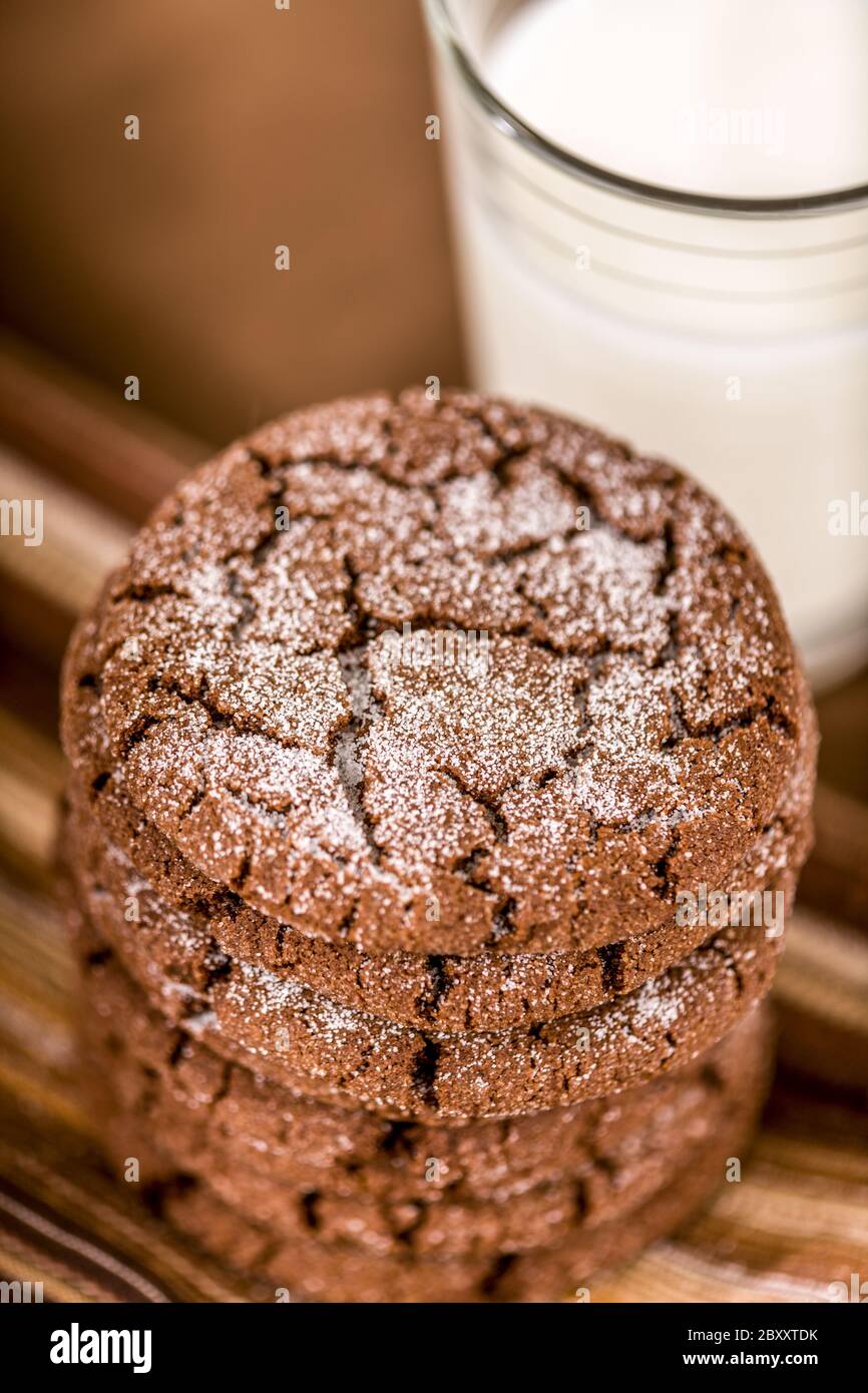 Stapel von hausgemachten Schokoladenzucker-Cookies und ein Glas Milch Stockfoto