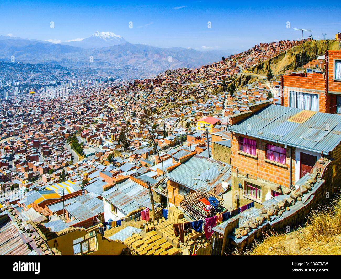 Slum Häuser in steilen von La Paz, Bolivien gebaut. Stockfoto