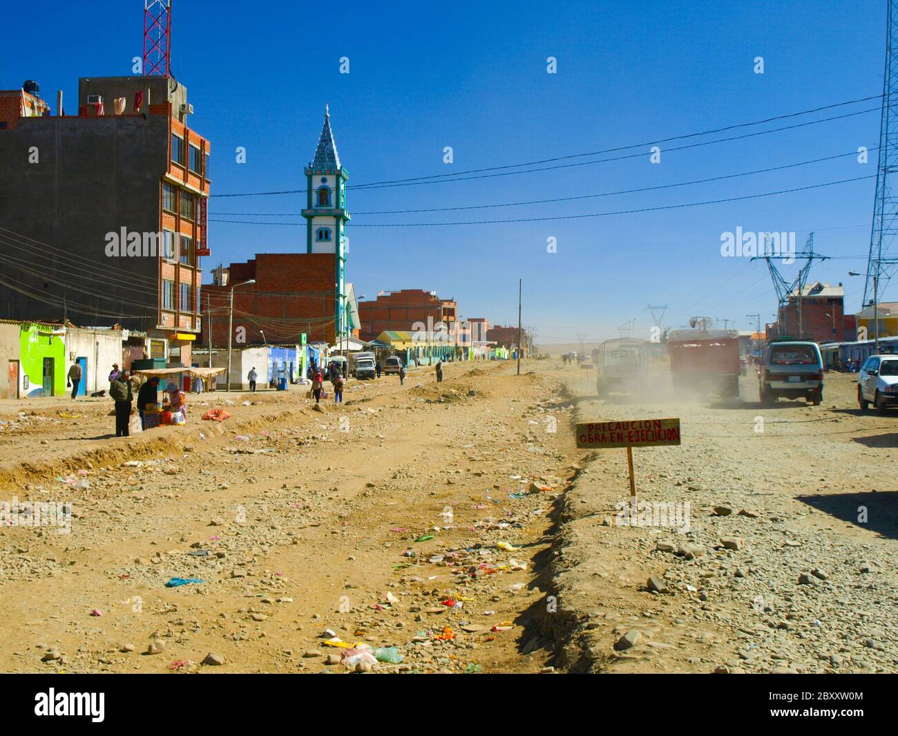 Staubige Straße und neue Kirche an sonnigen Tagen, El Alto, La Paz, Bolivien Stockfoto