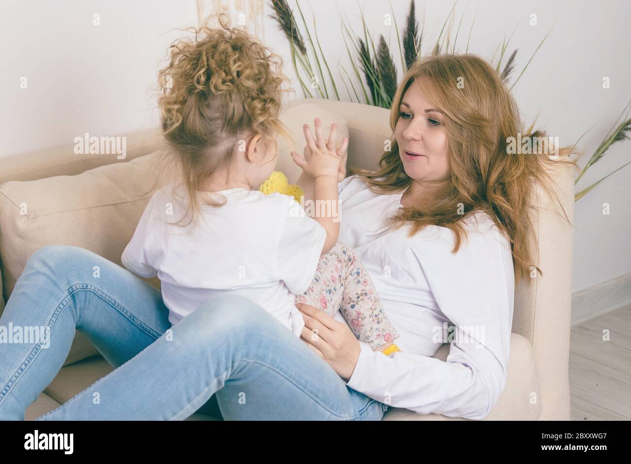 Fürsorgliche Mutter amüsiert ihre Tochter. Happy Family Konzept Stockfoto