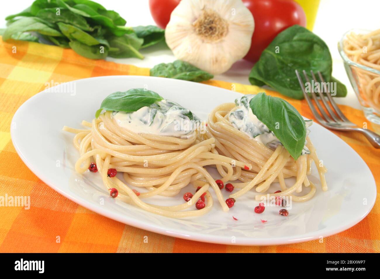 Spaghetti mit Käse und Spinatsoße Stockfoto
