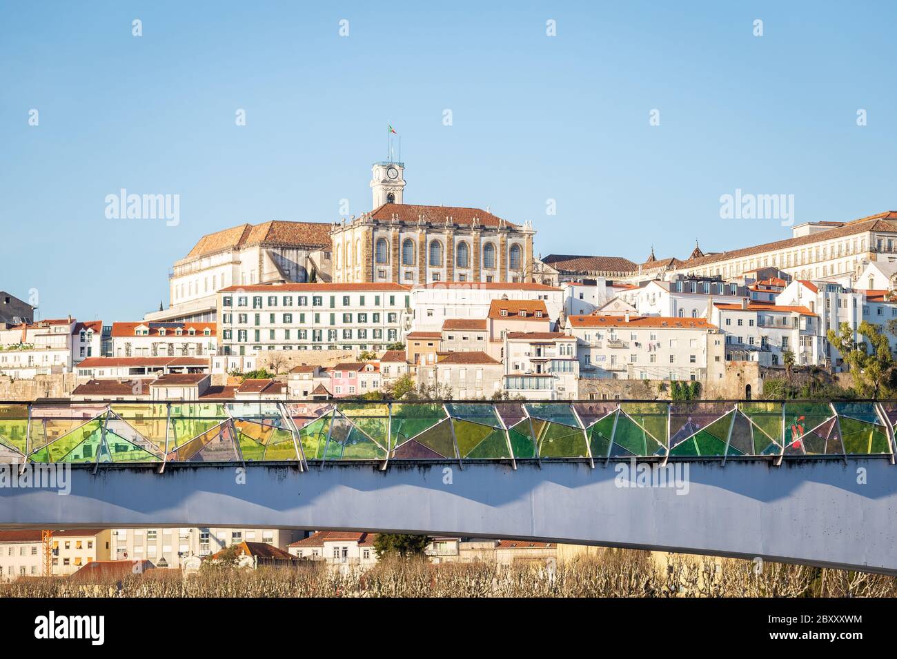 Historisches Stadtbild von Coimbra mit Universität auf dem Hügel, Portugal Stockfoto