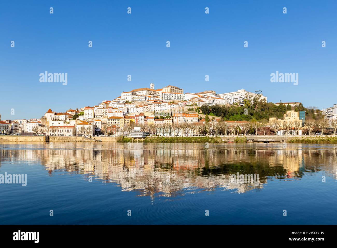 Historisches Stadtbild von Coimbra mit Universität auf dem Hügel, Portugal Stockfoto