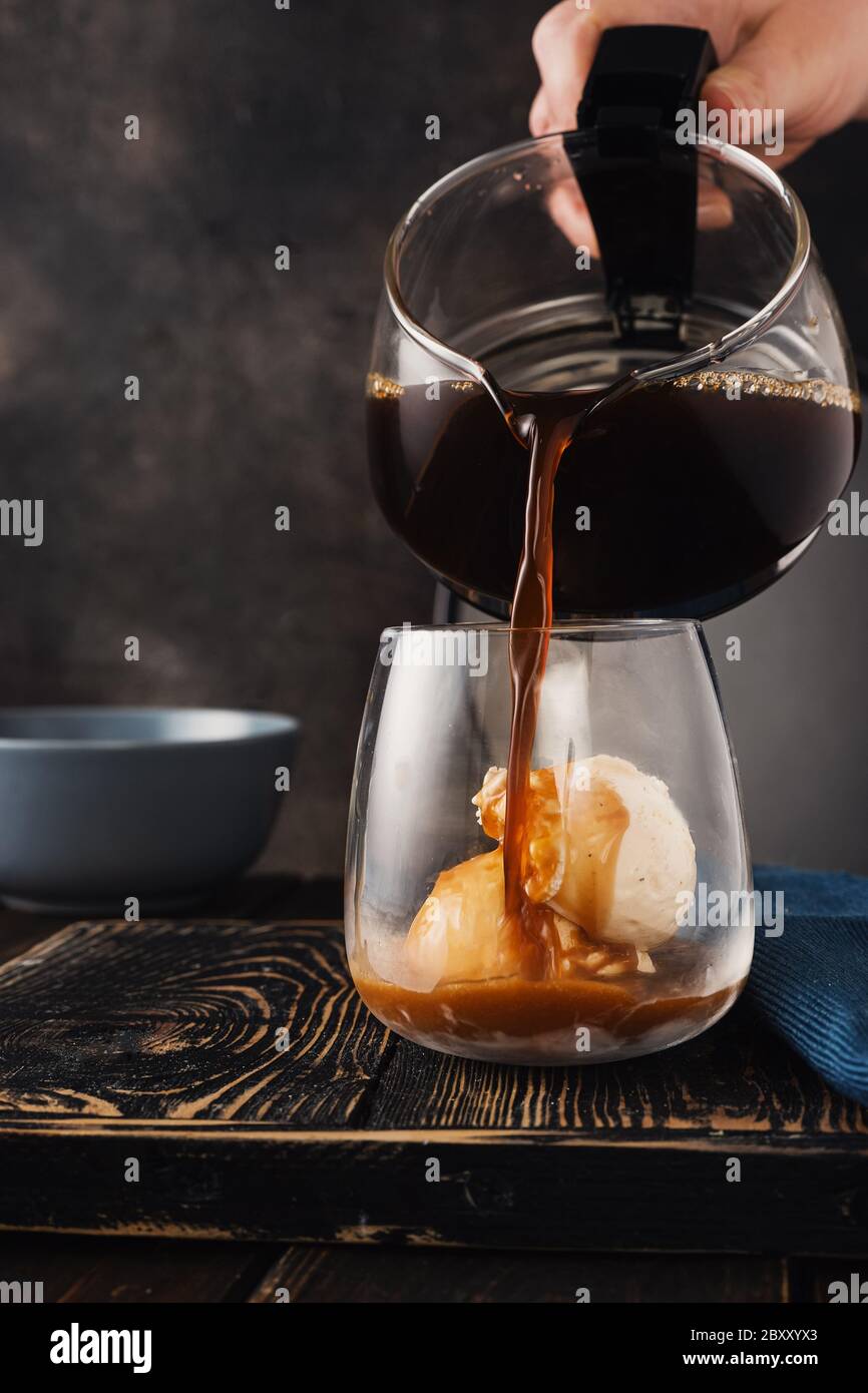 Einen Kaffee mit Vanilleeis in ein Glas gießen Stockfoto