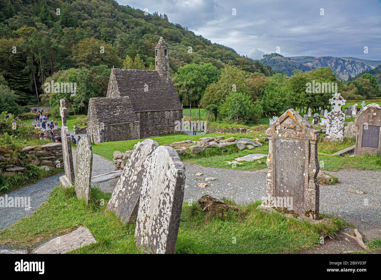 Glendalough im irischen Wicklow Mountains National Park bewahrt eine frühmittelalterliche Klostersiedlung, die im sechsten Jahrhundert von St. Kevin gegründet wurde. Stockfoto