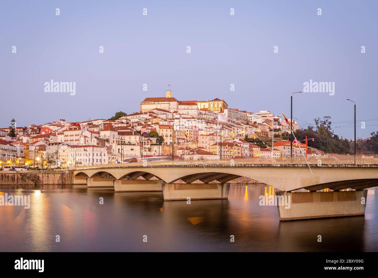 Historisches Stadtbild von Coimbra mit Universität am Abend auf dem Hügel, Portugal Stockfoto