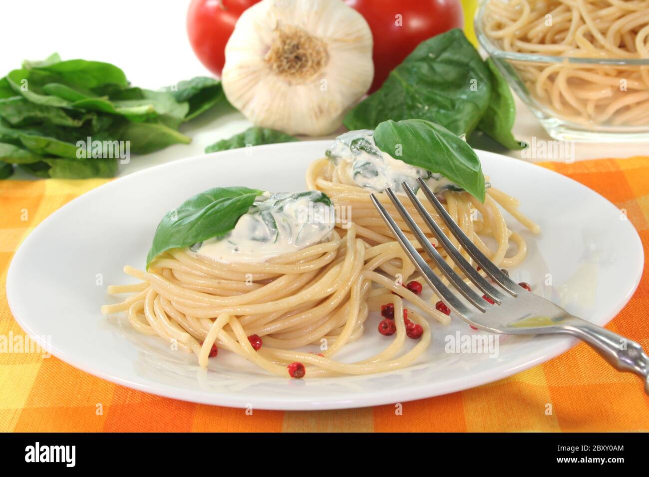 Spaghetti mit Käse und Spinatsoße Stockfoto