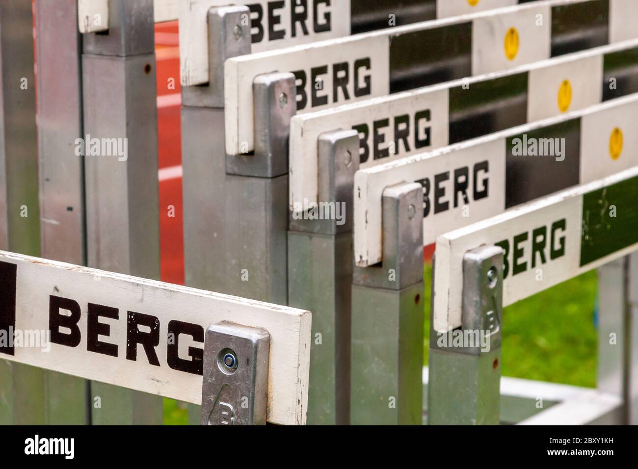 Gestapelte Leichtathletik-Hürden mit dem Text-Logo (übersetzt) "Berg" im Track aud Field Stadium München, Deutschland Stockfoto