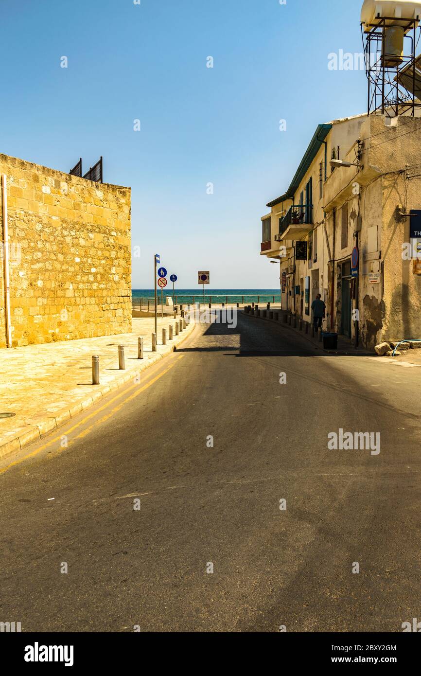 Straße und Restaurant an der Promenade in Larnaca Zypern, September 2017 Stockfoto