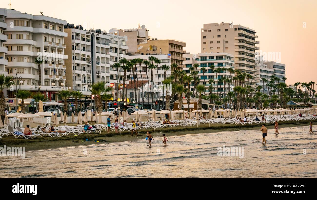 Strand und Palmenpromenade in Larnaca Zypern, September 2017 Stockfoto