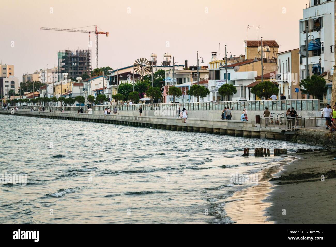 Strand und Palmenpromenade in Larnaca Zypern, September 2017 Stockfoto