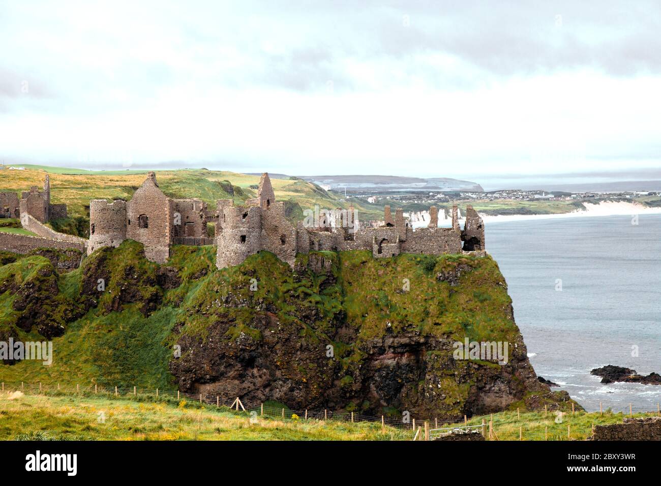 Dunluce Castle (aus dem Irischen: Dún Libhse) ist eine heute zerstörte mittelalterliche Burg in der Grafschaft Antrim, Nordirland, dem Sitz von Clan McDonnell. I Stockfoto