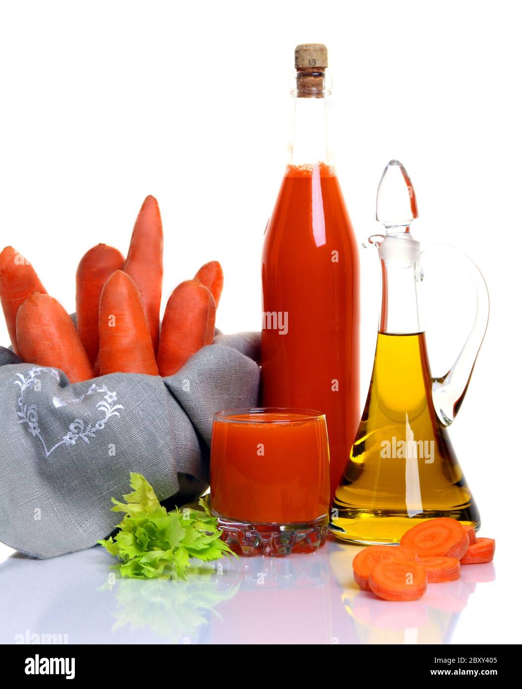 Frischer roher Karotten- und Gemüsesaft. Stockfoto