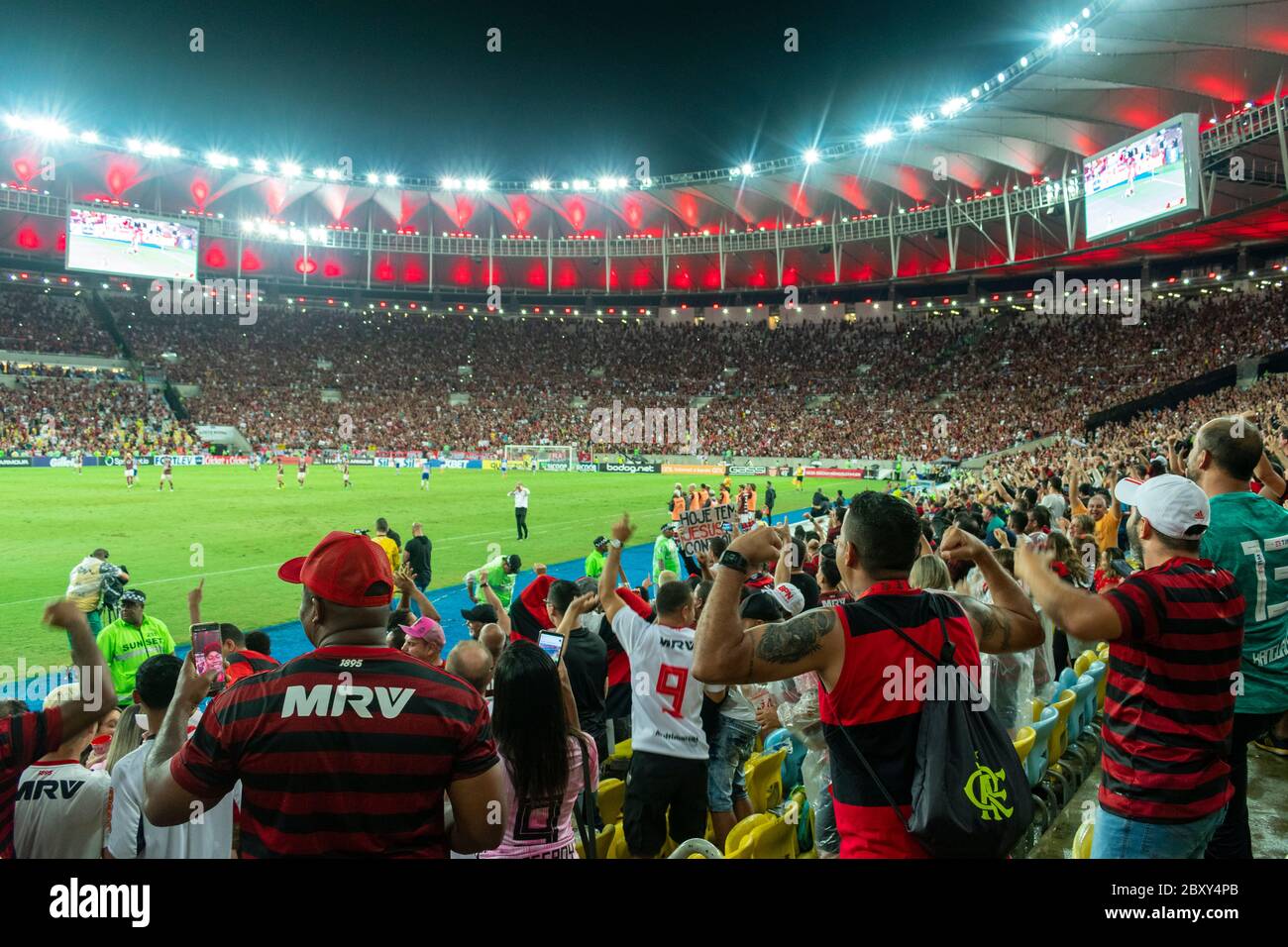 Fußball-Fans auf einem brasilianischen Fußball-Spiel im Maracana-stadion. Flamengo. Stockfoto