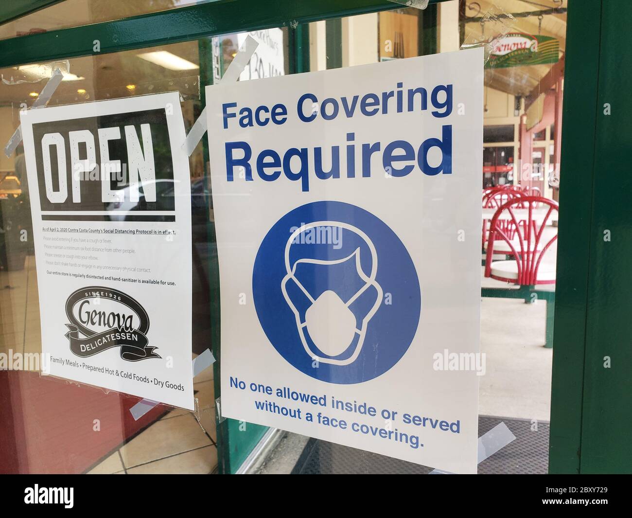 Zeichen, das besagt, dass Gesichtsmasken während des Covid-19-Coronavirus-Ausbruchs, Walnut Creek, Kalifornien, 2. Mai 2020 auf einem Geschäft erforderlich sind. () Stockfoto