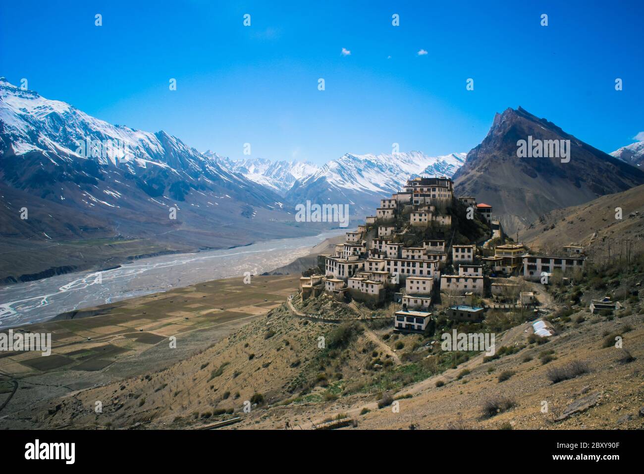 Key Kloster in einer malerischen Umgebung in Spiti Valley, Himachal Pradesh, Indien. Auch bekannt als kee, KI oder Kye Gompa. Malerischer Blick auf eine der Stockfoto