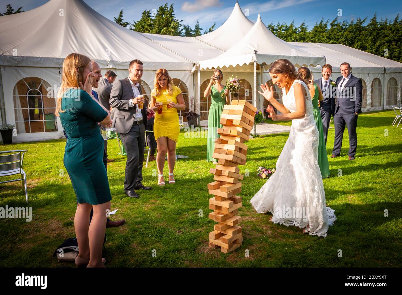 Der letzte Stein, den die Braut entfernt hat, bringt den Turm unter. Hochzeit in South Cambridgeshire, England Stockfoto