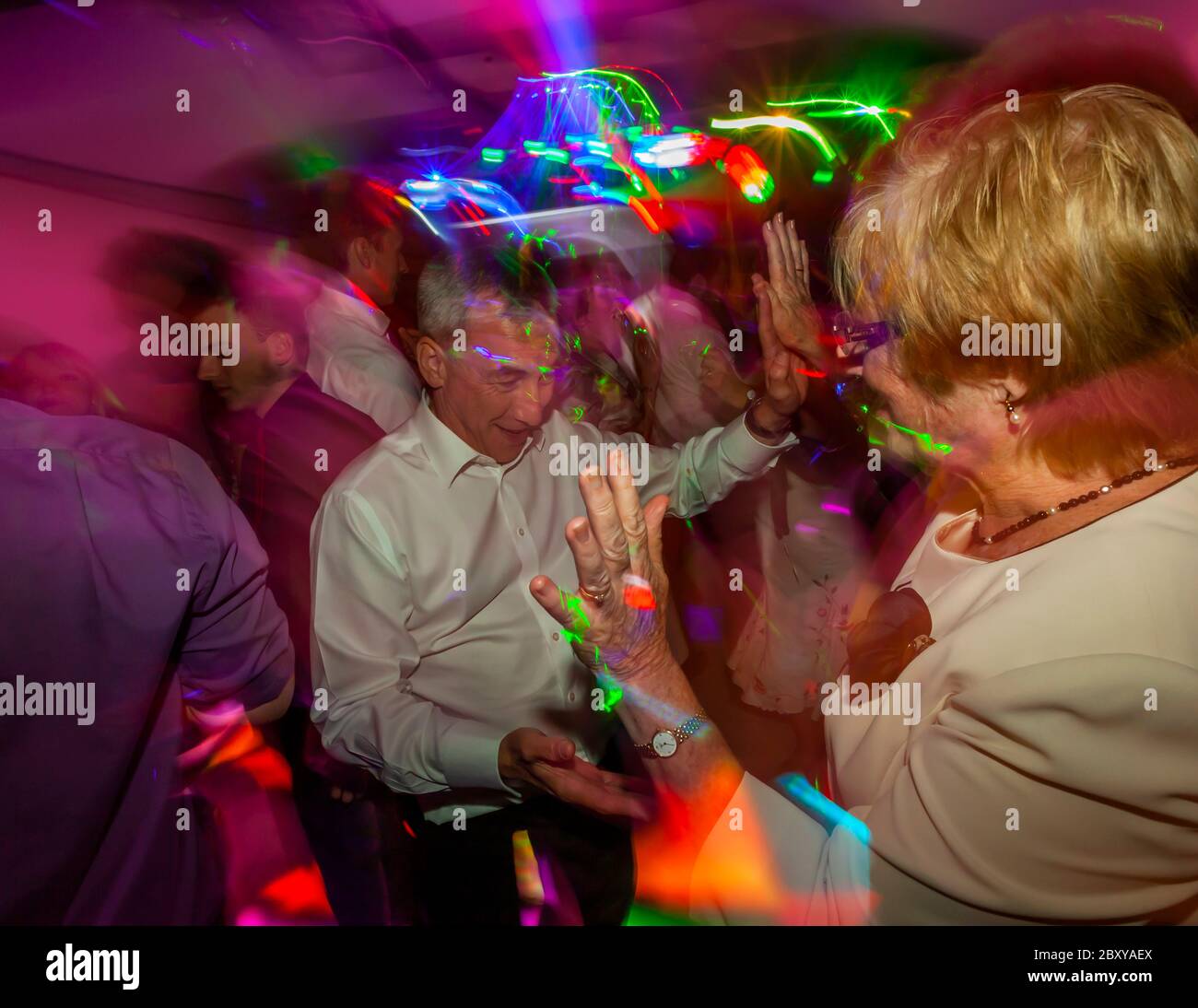 Ausgelassenes Disco-Fieber der Hochzeitsfeier. Hochzeit in South Cambridgeshire, England Stockfoto