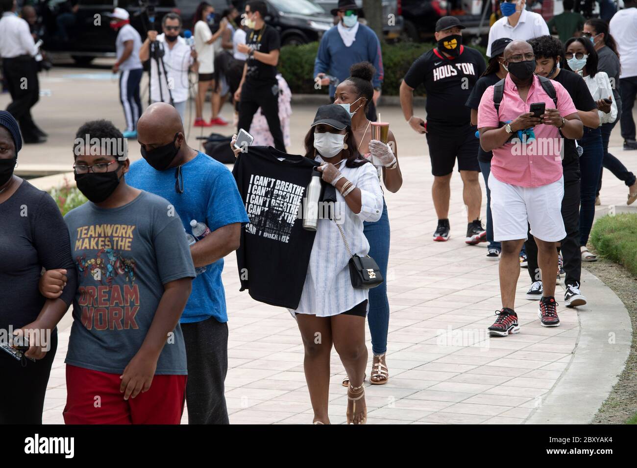 Menschen warten in der Linie, um durch das Heiligtum an der Fountain of Praise Kirche im Südwesten Houston während einer sechs-Stunden-öffentlichen Visitation für GEORGE FLOYD, ein schwarzer Mann getötet vor zwei Wochen von einem weißen Polizeibeamten in Minneapolis Datei. Floyds Tod löste weltweite Proteste gegen Rassismus und Polizeibrutalität aus. Stockfoto
