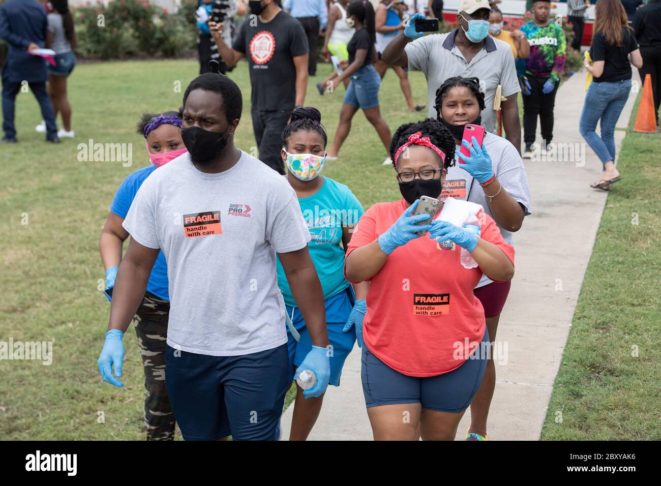 Menschen warten in der Linie, um durch das Heiligtum an der Fountain of Praise Kirche im Südwesten Houston während einer sechs-Stunden-öffentlichen Visitation für GEORGE FLOYD, ein schwarzer Mann getötet vor zwei Wochen von einem weißen Polizeibeamten in Minneapolis Datei. Floyds Tod löste weltweite Proteste gegen Rassismus und Polizeibrutalität aus. Stockfoto