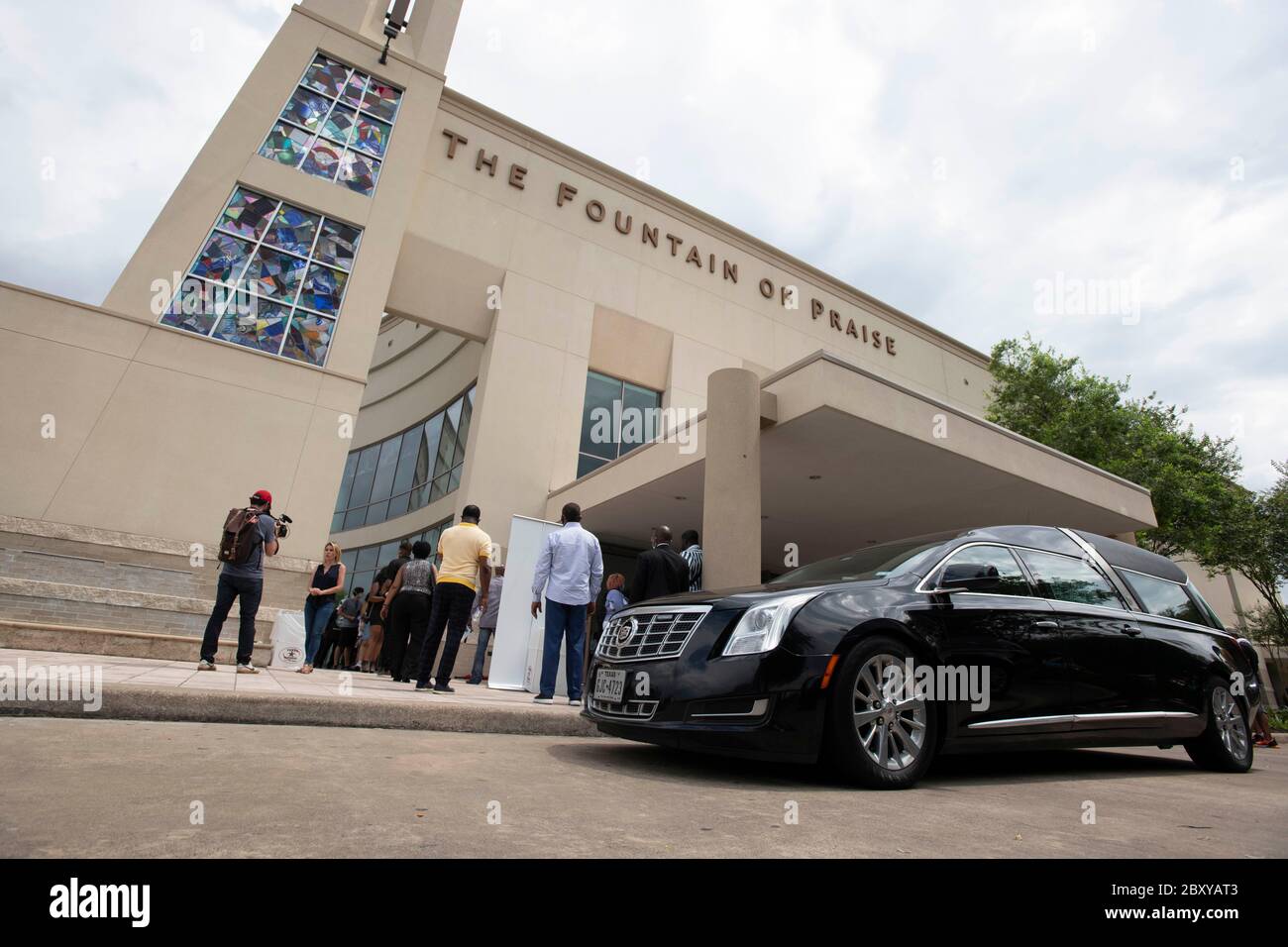 Menschen warten in der Linie, um durch das Heiligtum an der Fountain of Praise Kirche im Südwesten Houston während einer sechs-Stunden-öffentlichen Visitation für GEORGE FLOYD, ein schwarzer Mann getötet vor zwei Wochen von einem weißen Polizeibeamten in Minneapolis Datei. Floyds Tod löste weltweite Proteste gegen Rassismus und Polizeibrutalität aus. Stockfoto