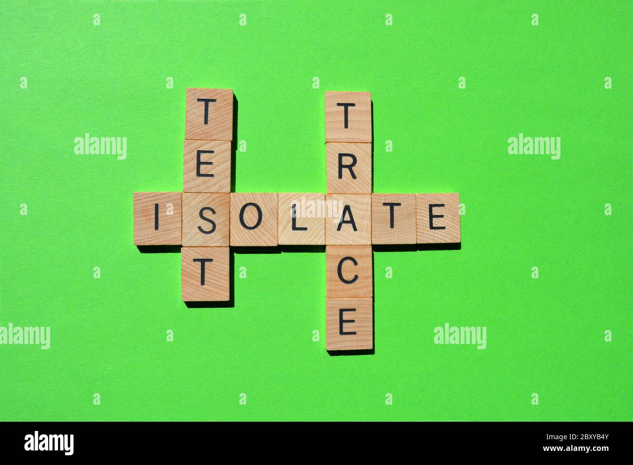 Test, Trace, isolieren, Wörter in 3d hölzerne Buchstaben in Kreuzworträtsel auf hellgrünem Hintergrund isoliert Stockfoto