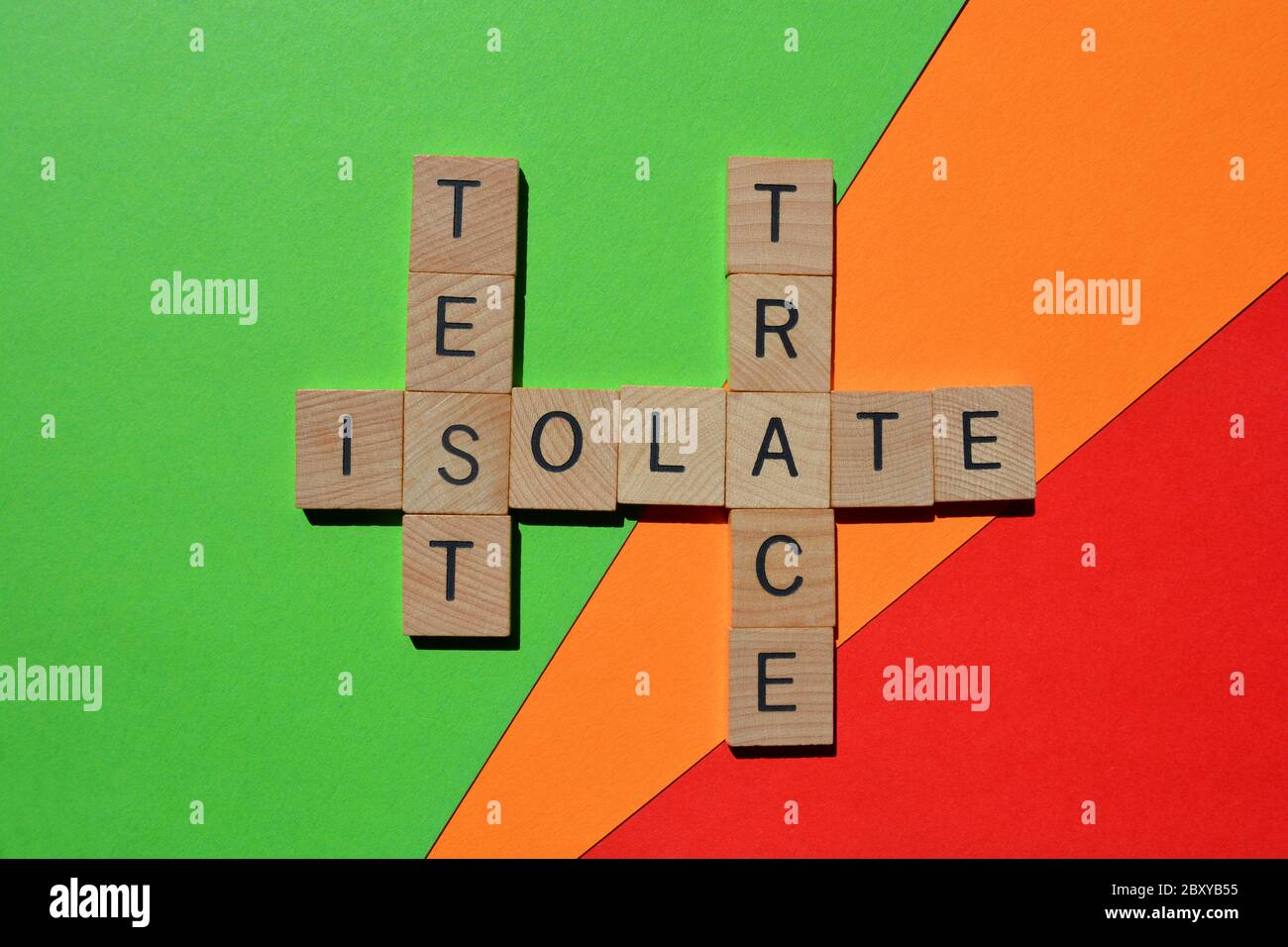 Test, Trace, Isolate, Wörter in 3d hölzerne Buchstaben in Kreuzworträtsel-Form isoliert auf hellgrünem, rotem und orangefarbenem Hintergrund Stockfoto