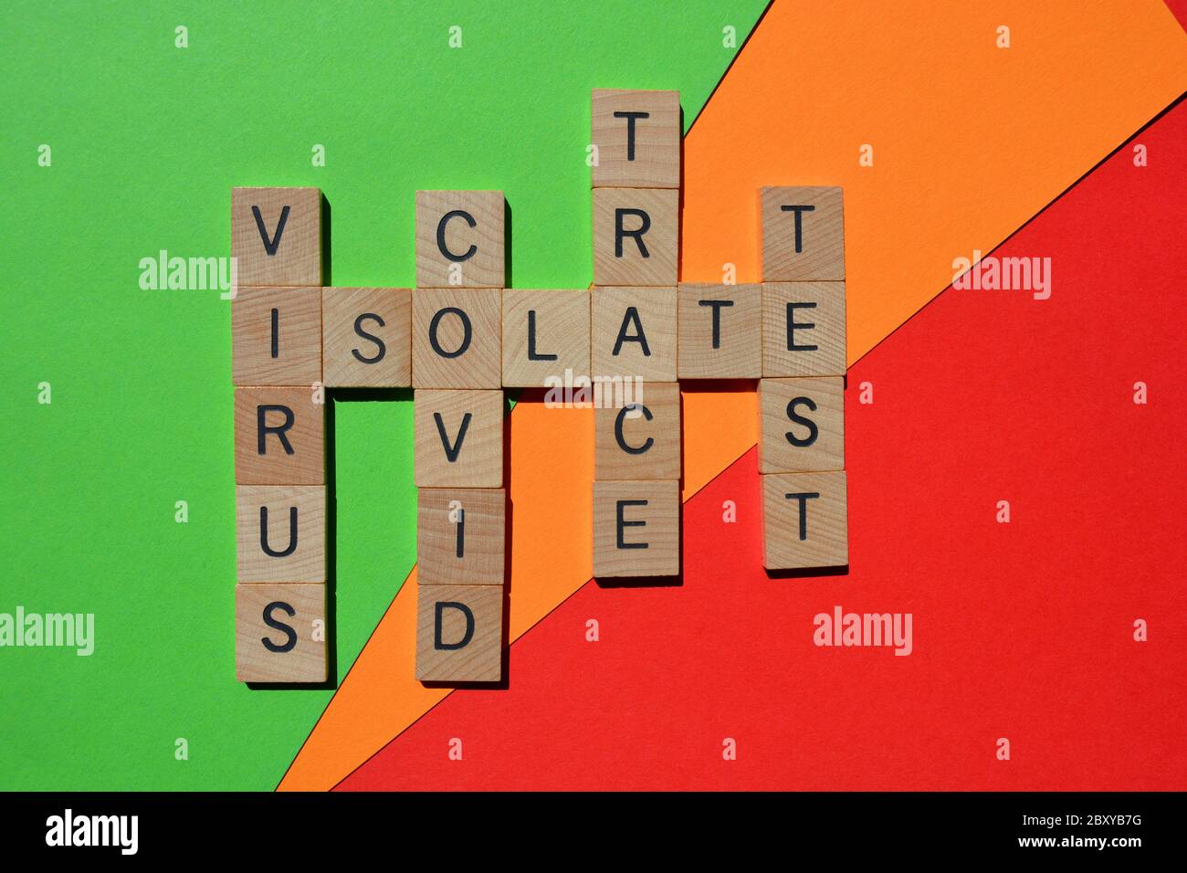 Test, Trace, Isolate, Covid Virus, Kreuzworträtsel auf rotem, orangen und grünen Hintergrund Stockfoto