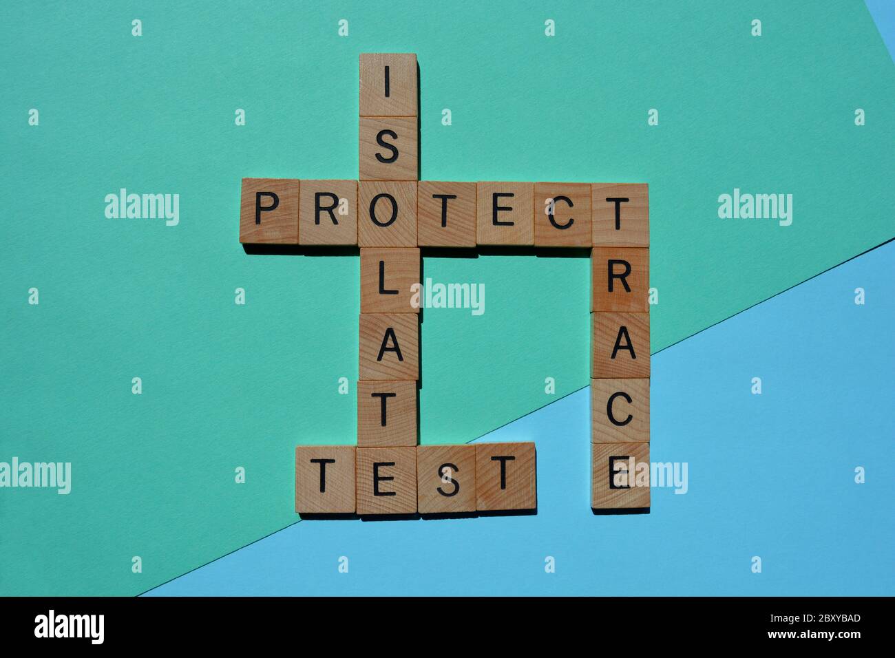 Test, Trace, Isolate, Protect, Kreuzworträtsel auf blaugrünem Hintergrund Stockfoto
