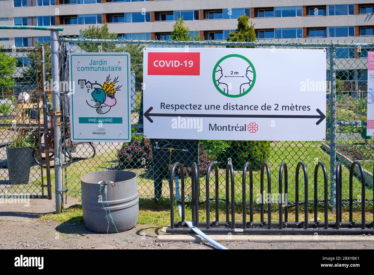 Schild am Eingang des Pré-Carré Gemeinschaftsgartens, in dem die Menschen gebeten werden, in Montreal, Kanada, 2m Abstand zu halten Stockfoto