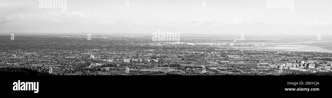 Atemberaubende Panorama-Aussicht auf Dublin Stadt und Hafen von Ticknock, 3rock, Wicklow Berge. Gose und Waldpflanzen im Vordergrund bei ruhigem Wetter Stockfoto