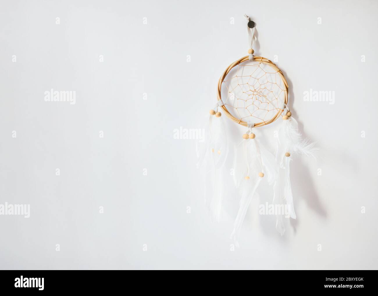 Dreamcatcher Foto Vorlage mit Kopierraum Handgefertigte Dreamcatcher hängen an einer weißen Wand Foto von vorne Stockfoto