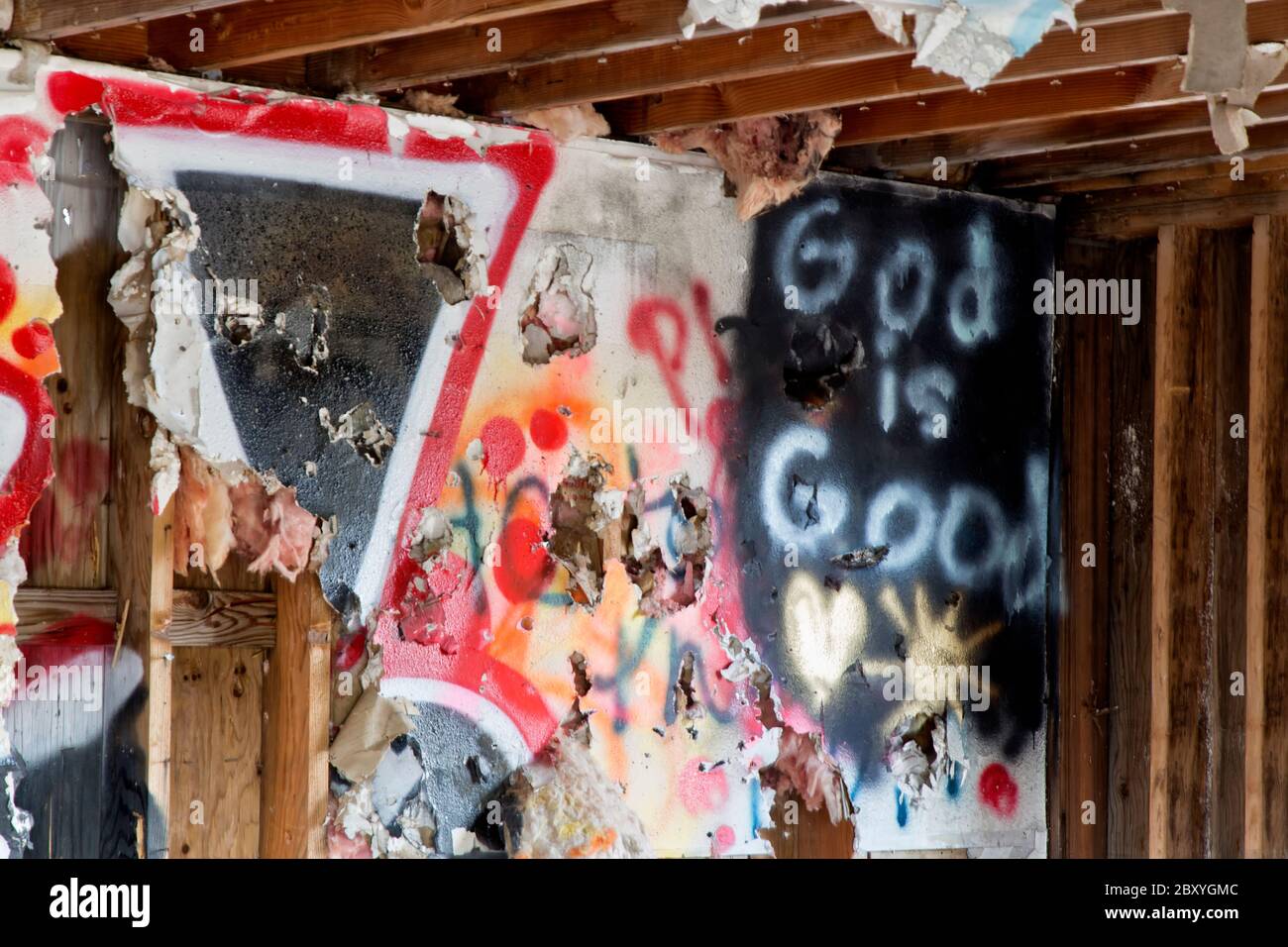 Graffiti 'Gott ist gut', innen leer zerstört Gebäude, Kalifornien. Stockfoto