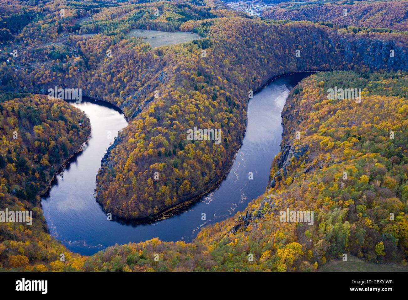 Schöne Vyhlidka Maj, Lookout Maj, in der Nähe von Teletin, Tschechische Republik. Die Mäander des Flusses Moldau von bunten Herbst Wald umgeben Gesehen von oben. Stockfoto