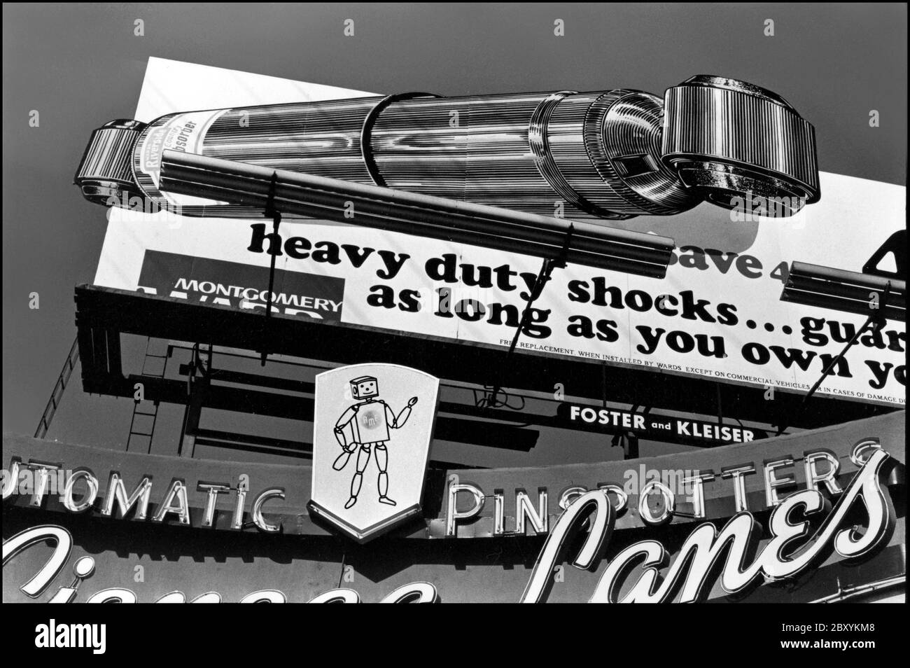 Automatische Pinspotter Schild an La Cienega Lanes in West Hollywood mit Plakatwand, die einen Stoßdämpfer für Montgomery ward auf der Oberseite um 1960er Jahre darstellt. Die Location in Santa Monica und La Cienega Blvds. Später wurde Flipper's Roller Disco in den späten 1970er und 80er Jahren. Stockfoto