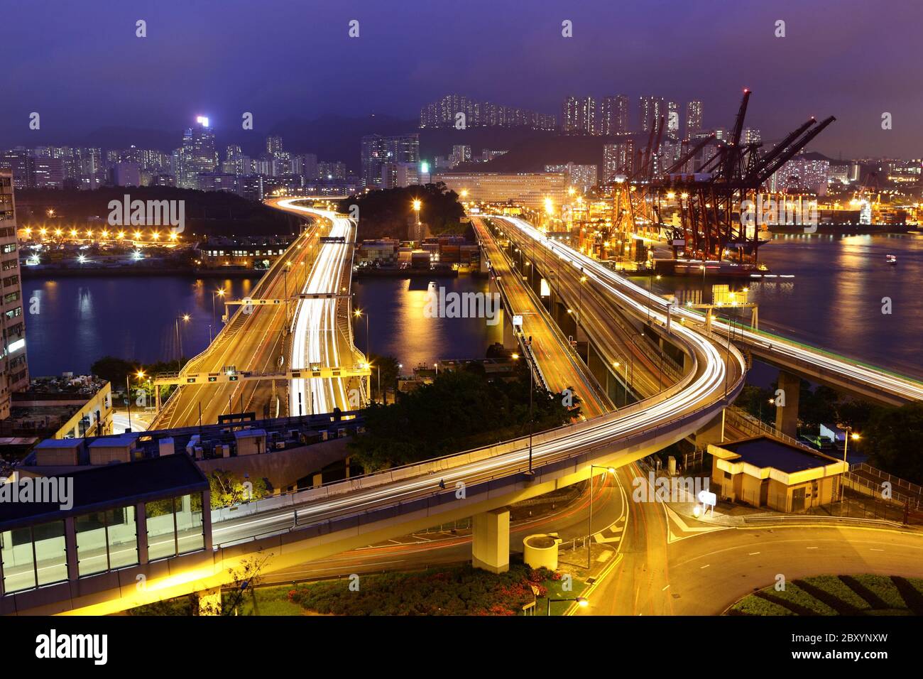 Cargo Terminal und Autobahnen in Hongkong Stockfoto