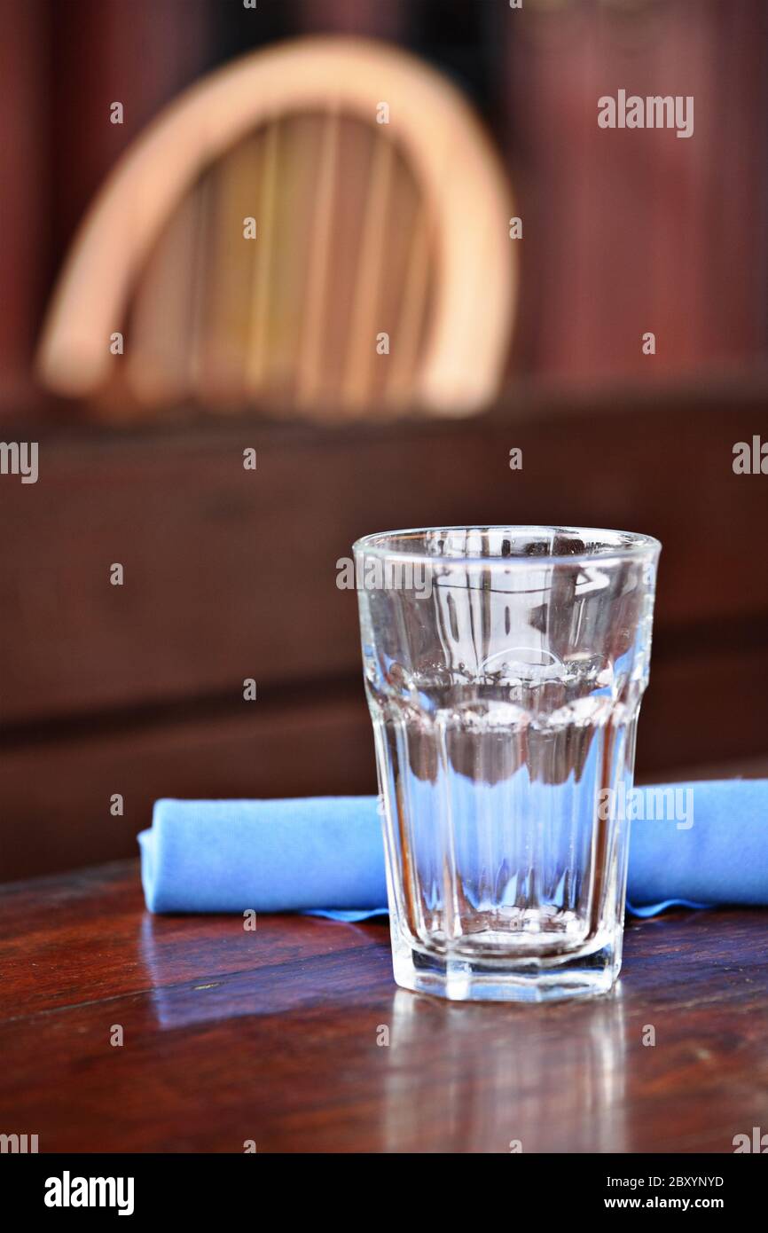 Glas auf dem Tisch im Restaurant Stockfoto