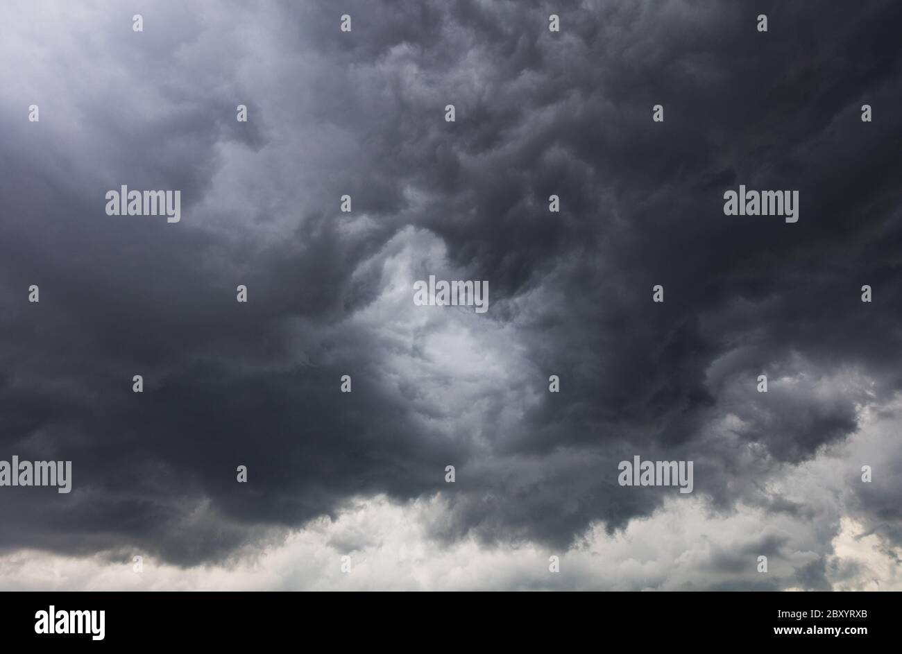 Dramatische graue Gewitterwolken und dunkler Himmel Stockfoto