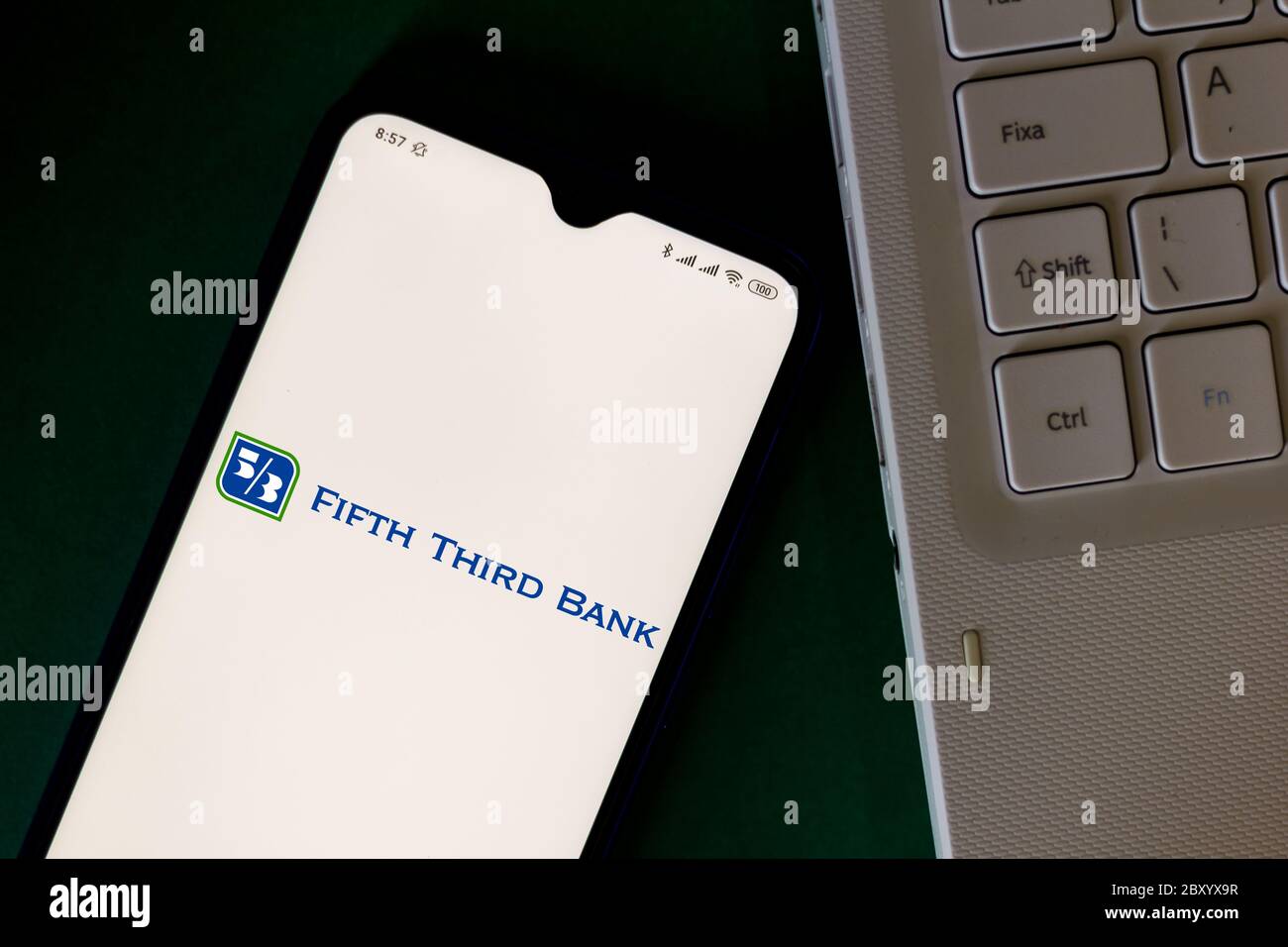 In dieser Abbildung das Logo der Fünften Dritten Bank auf einem Smartphone zu sehen. Stockfoto In dieser Abbildung das Logo der Fünften Dritten Bank auf einem Smartphone zu sehen. Stockfoto