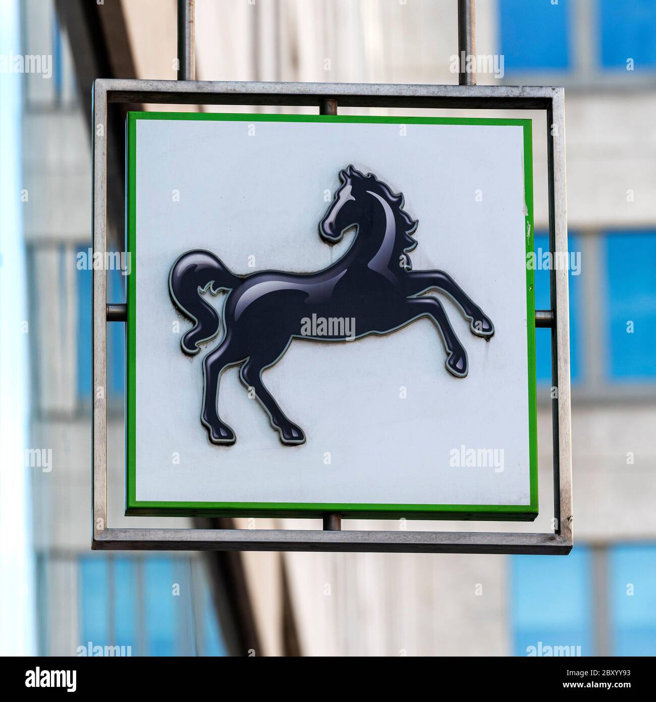 Lloyds Bank schwarz Horse Logo gesehen, eine an einer ihrer Niederlassungen. Stockfoto