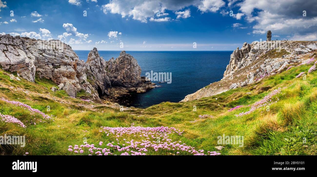 Panorama von Pointe du Stift-Hir mit Weltkrieg-Denkmal der Bretonen des freien Frankreichs auf der Halbinsel Crozon, Finistere Abteilung Camaret-Sur-Mer Stockfoto