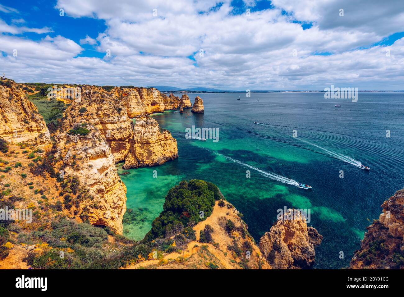 Panoramaaussicht, Ponta da Piedade in der Nähe von Lagos an der Algarve, Portugal. Cliff Felsen und touristische Boot auf See bei Ponta da Piedade, Algarve, Portugal. P Stockfoto