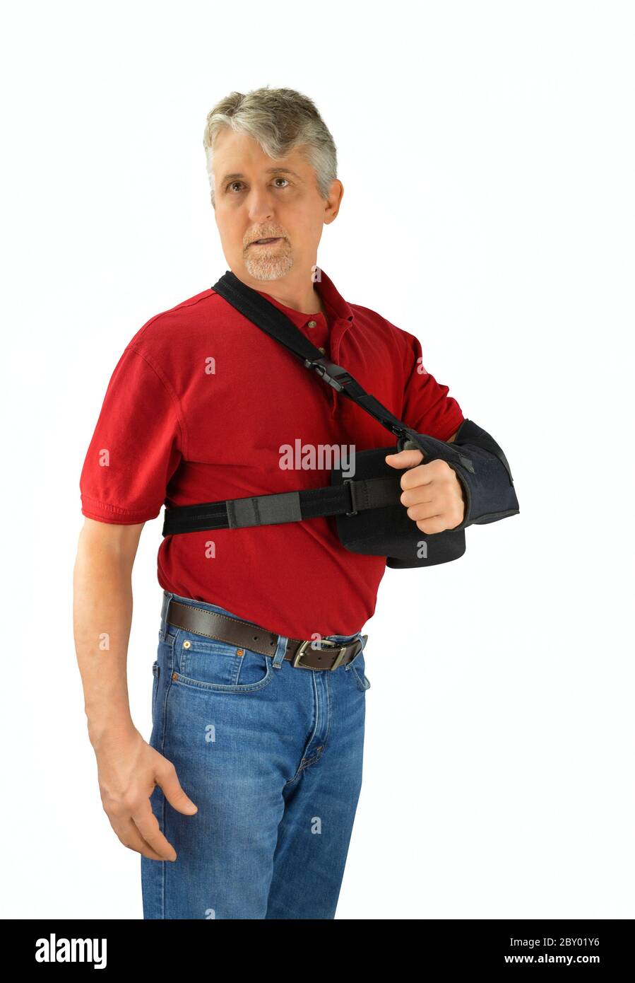 Mann mittleren Alters trägt eine Schulteroperation Schlinge mit Entführungspissen, um seinen Arm in der richtigen Position während der Genesung und Heilung nach dem OP zu halten Stockfoto