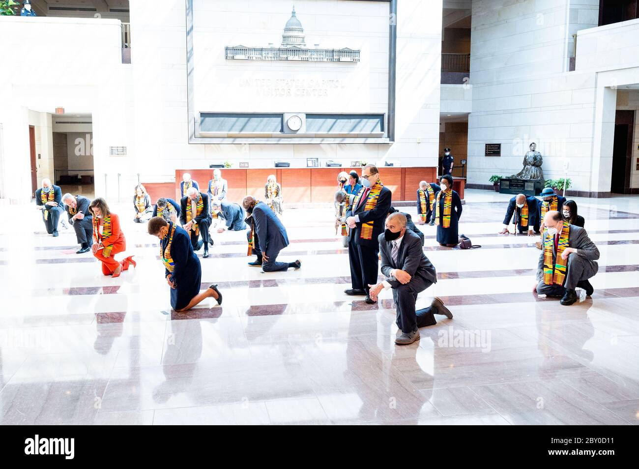 House Speaker Nancy Pelosi (D-CA, orange Pantait) und Congressional Democrats beobachten 8 Minuten und 46 Sekunden der Stille in Emancipation Hall am Capitol Visitors Center zu Ehren von George Floyd, Breonna Taylor, Ahmaud Arbery und anderen. Stockfoto