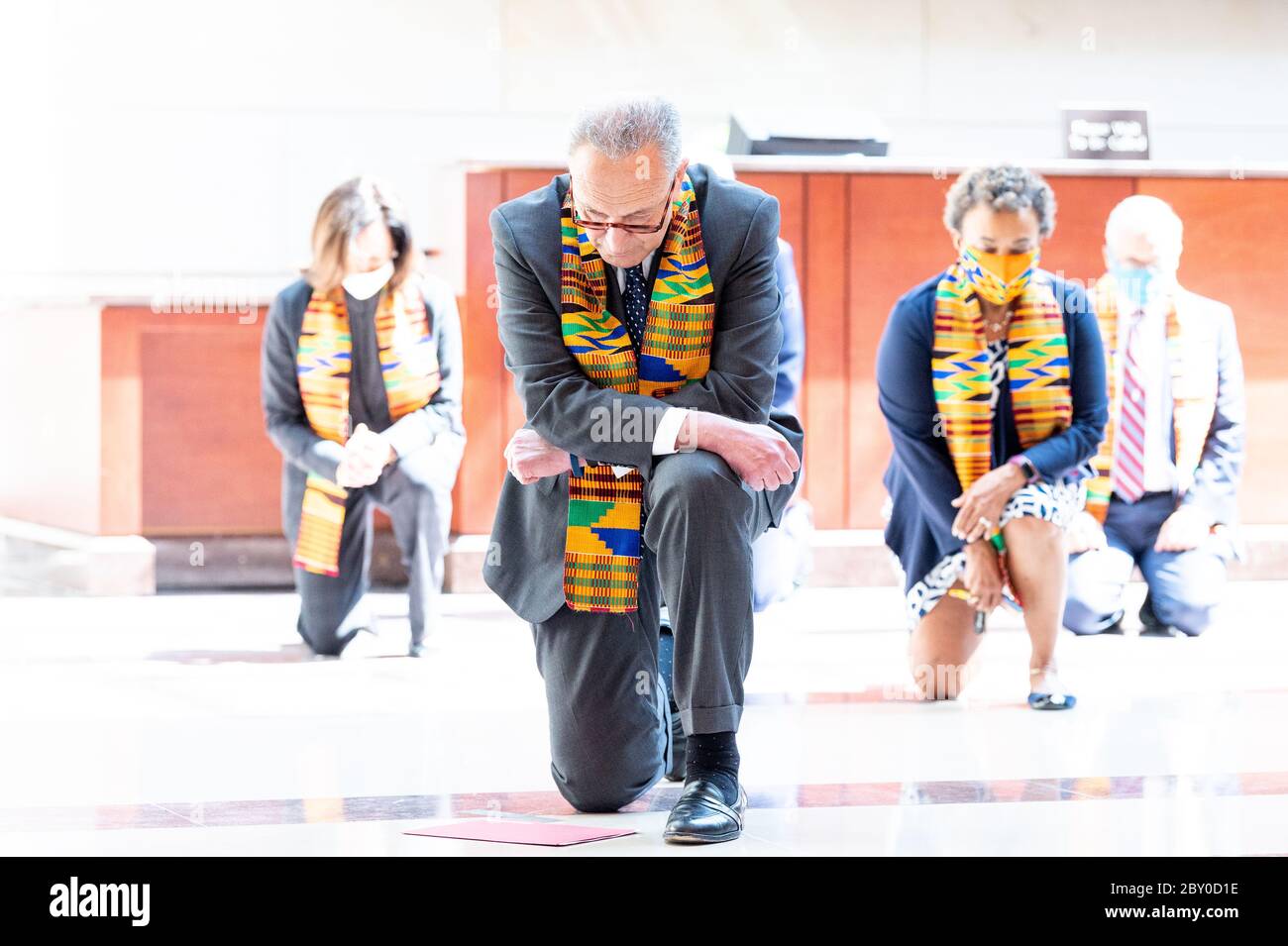 US-Senator Chuck Schumer (D-NY) und Kongressdemokraten beobachten 8 Minuten und 46 Sekunden Stille in der Emancipation Hall im Capitol Visitors Center zu Ehren von George Floyd, Breonna Taylor, Ahmaud Arbery und anderen. Stockfoto