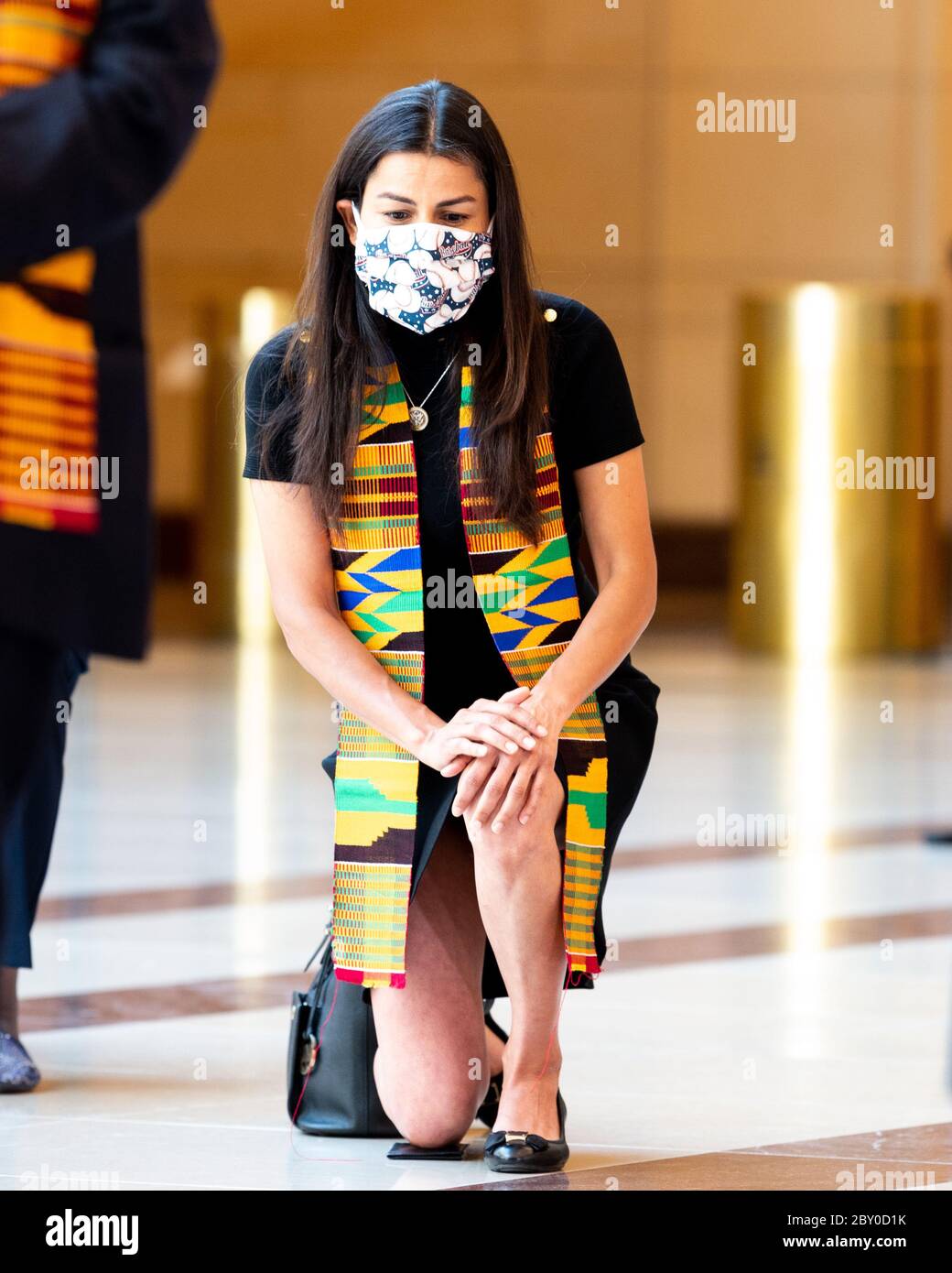 Die US-Repräsentantin Nanette Barragan (D-CA) und die Demokraten im Kongress beobachten 8 Minuten und 46 Sekunden Stille in der Emancipation Hall im Capitol Visitors Center zu Ehren von George Floyd, Breonna Taylor, Ahmaud Arbery und anderen. Stockfoto