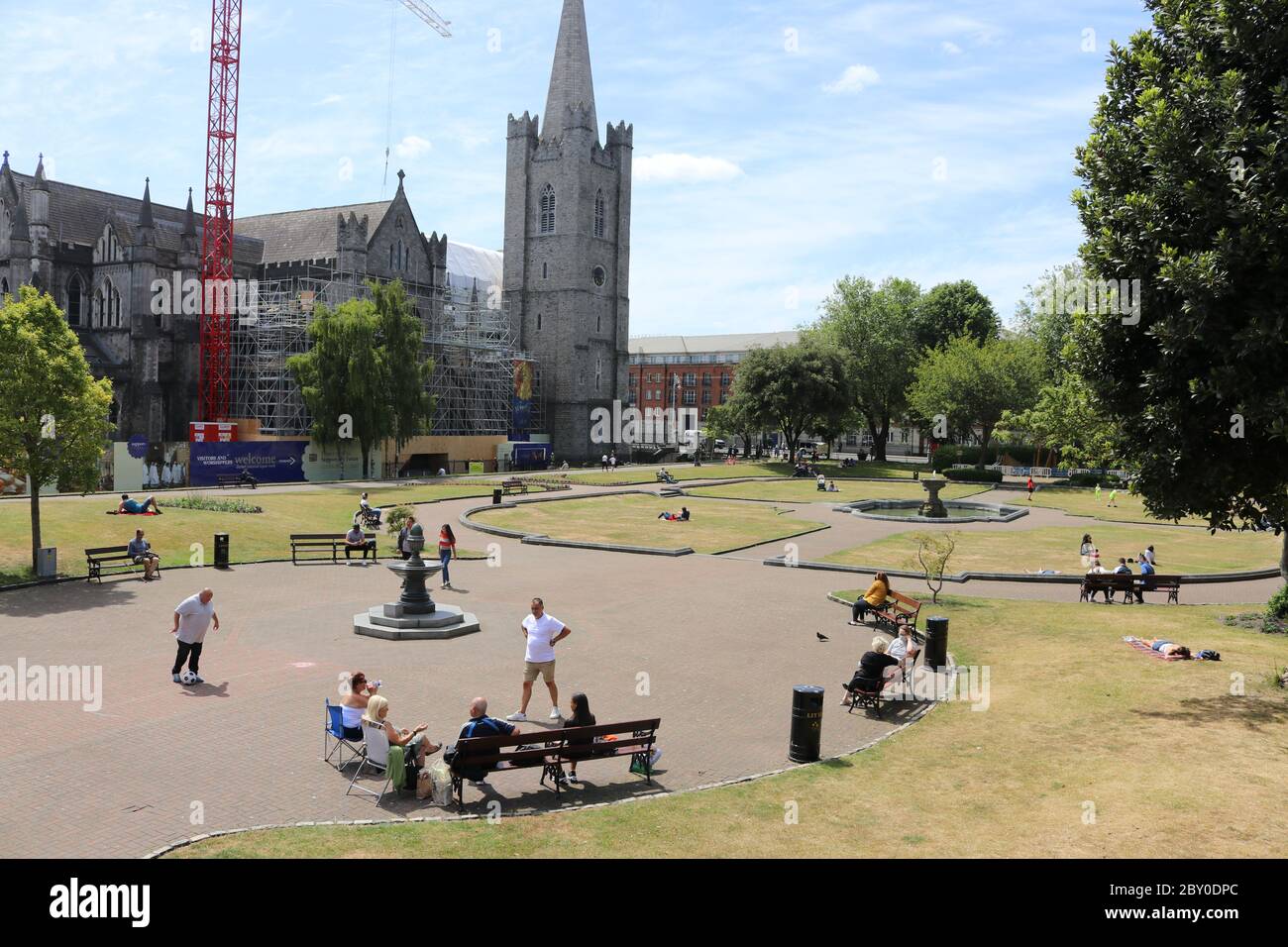 Dublin. Juni 2020. Menschen genießen das Leben im Freien in einem öffentlichen Park in Dublin, Irland, 8. Juni 2020. Mehr Unternehmen und öffentliche Einrichtungen in Irland am Montag wieder eröffnet, als das Land den ersten Tag der, was die Regierung nannte Phase 2 in der Wiedereröffnung von Gesellschaft und Wirtschaft. Kredit: Xinhua/Alamy Live News Stockfoto