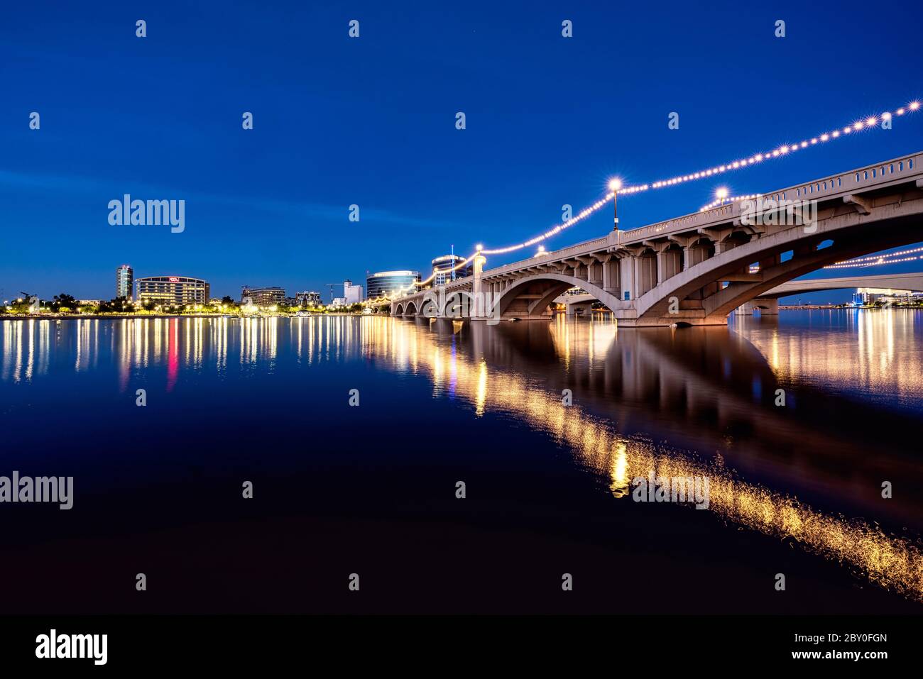 Mill Street Brücke über Tempe Town Lake in der Nähe von Phoenix, Arizona Stockfoto